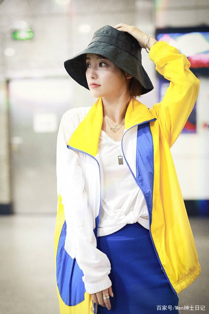 一身|张嘉倪换了个齐肩短发气质大变，穿花边上衣+伞裙，又嫩又清纯