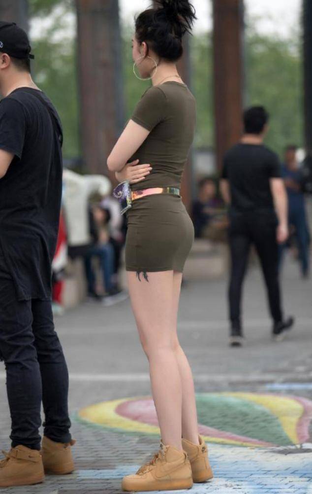 身材|墨绿色修身连衣裙街头摄影，身材一点都不简单！