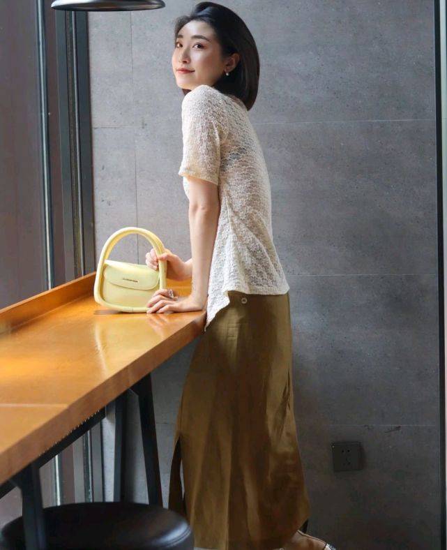 设计|怎么穿搭才能成为精致的女人?简约休闲风就很高级,值得细细品味