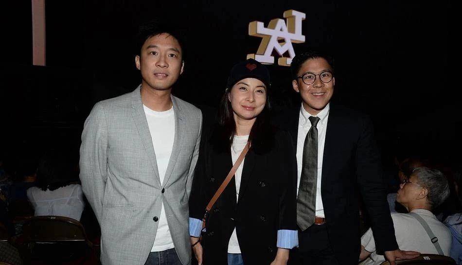 西装|郭晶晶首涂红唇穿西装出席活动，气质惊艳全场，曾说她土气太打脸