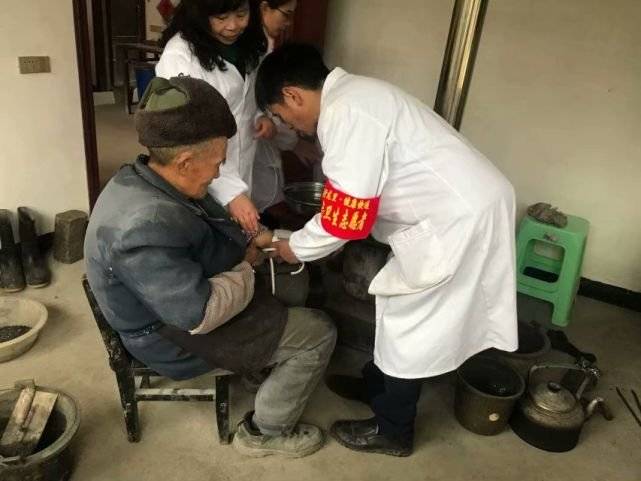 手脚|百岁老人，肝脏红润通透，三点养肝经验，可以收藏