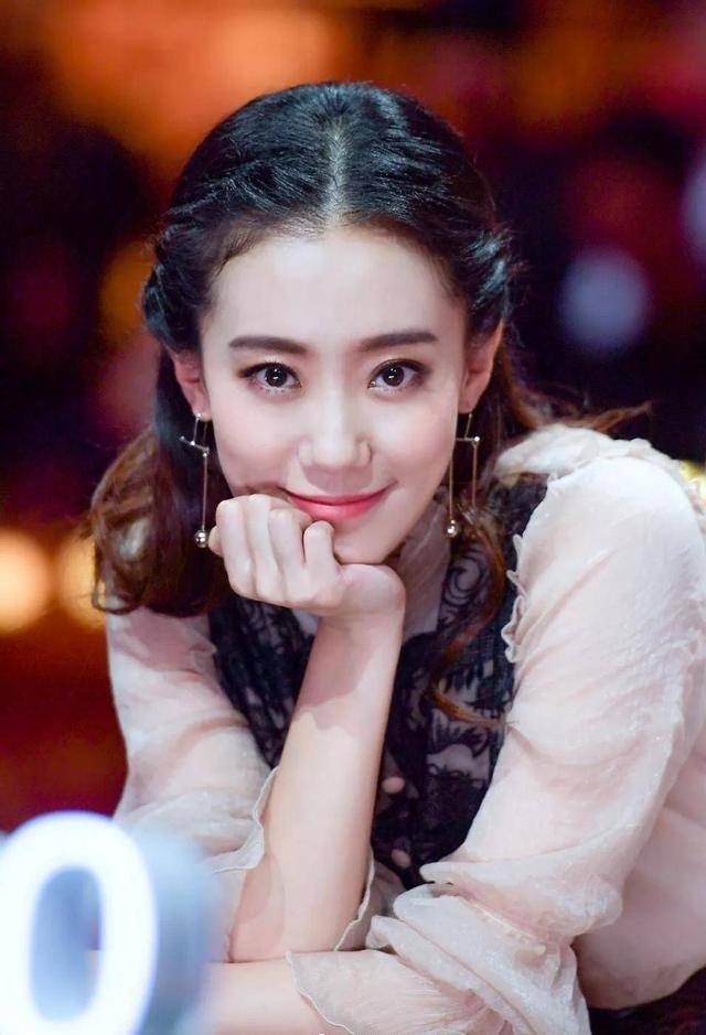 喜剧界最美女演员,冯巩带不火系列,却在贾玲麾下越做越强_张小斐