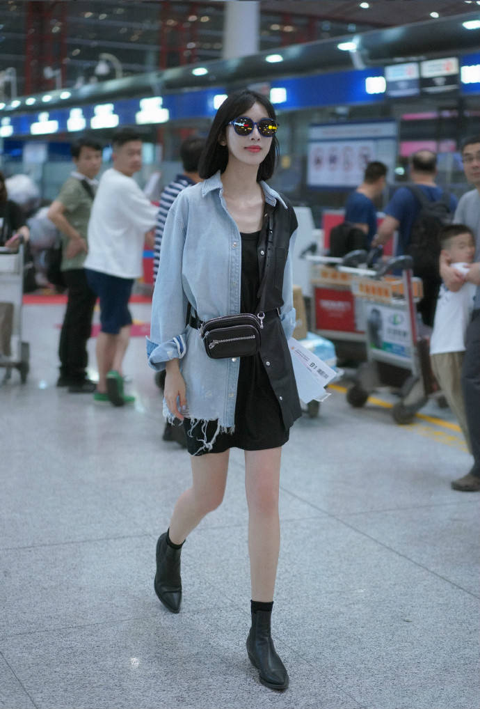 黑色|张俪终于剪了短发！穿卡通T恤配超短裙清新动人，就是长腿太惹眼