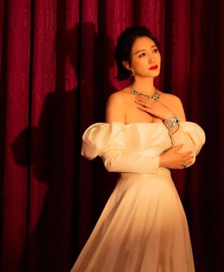 曲线|李小冉“花瓶”身材真撩人，身穿白色单肩长裙，腰臀弧度令人羡慕