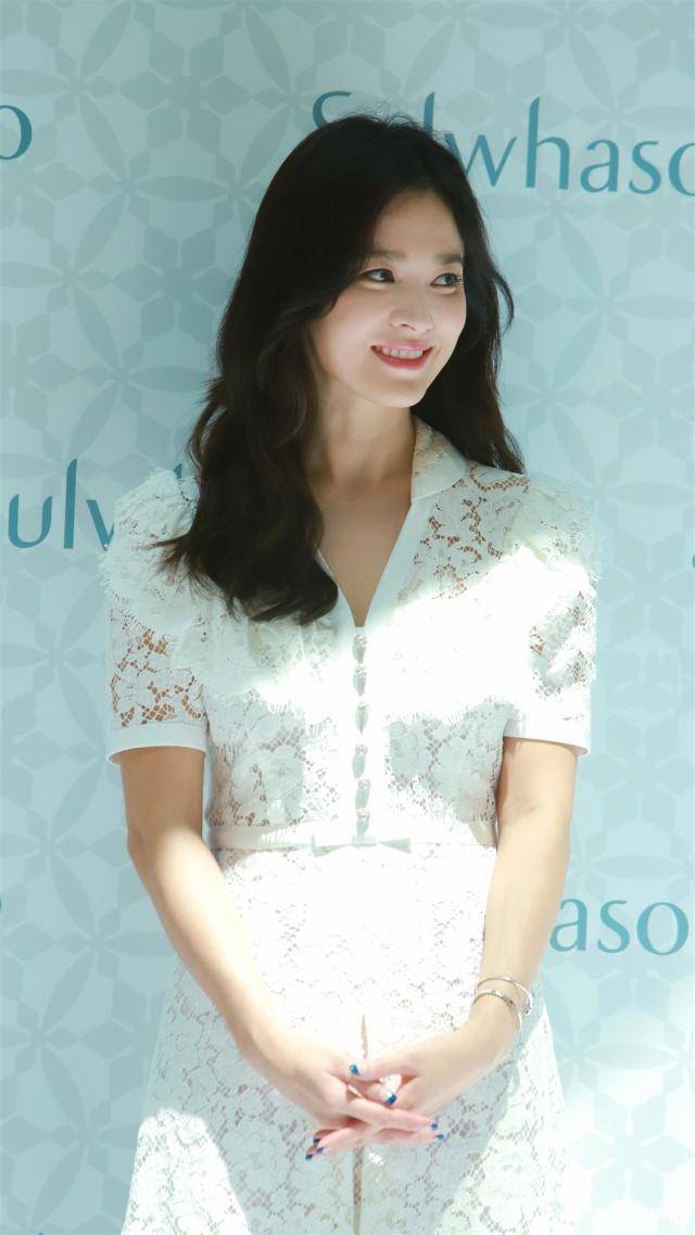 黑色|宋慧乔高调现身！长卷发搭薄纱长裙简约优雅，女神状态依旧