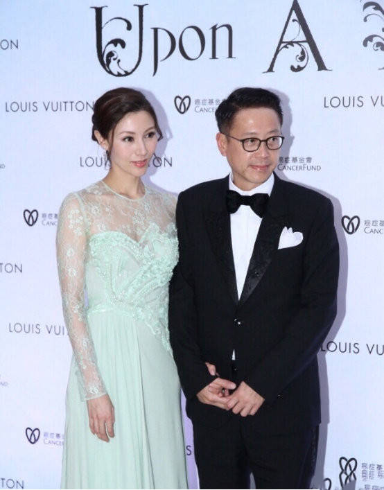 身材|李嘉欣会打扮,阿姨辈穿蕾丝裙像小姑娘,难怪许晋亨走红毯也带她