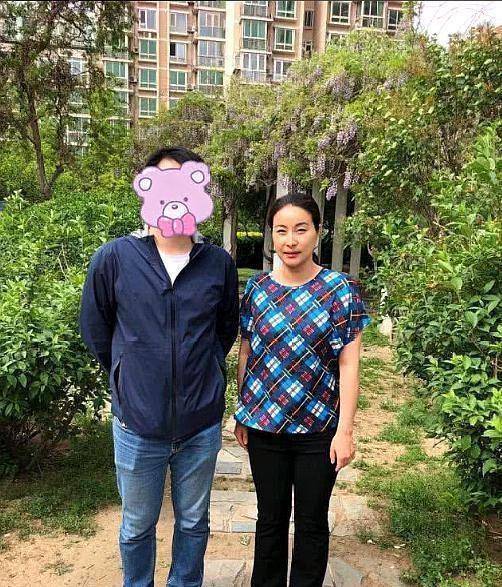 西装|郭晶晶首涂红唇穿西装出席活动，气质惊艳全场，曾说她土气太打脸