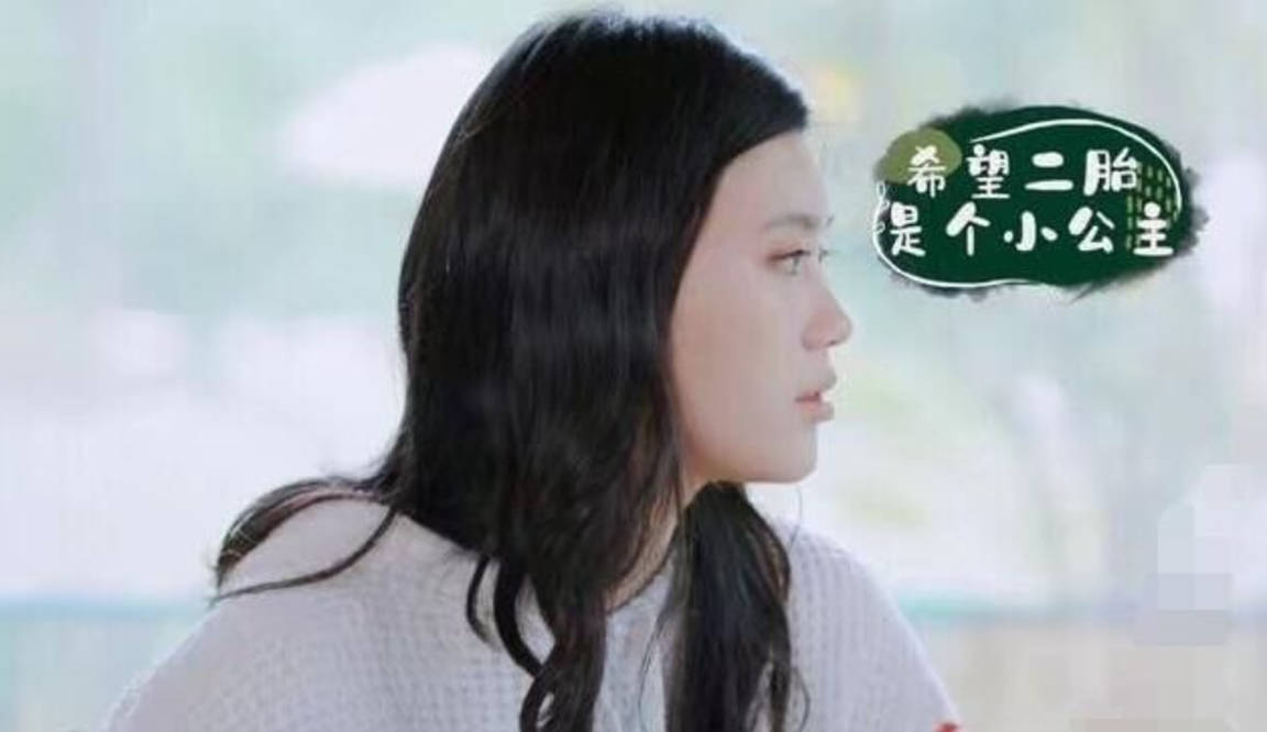 何猷君|好事将近？奚梦瑶全身宽松黑衣出门，脚踩平底鞋肚子隆起明显！