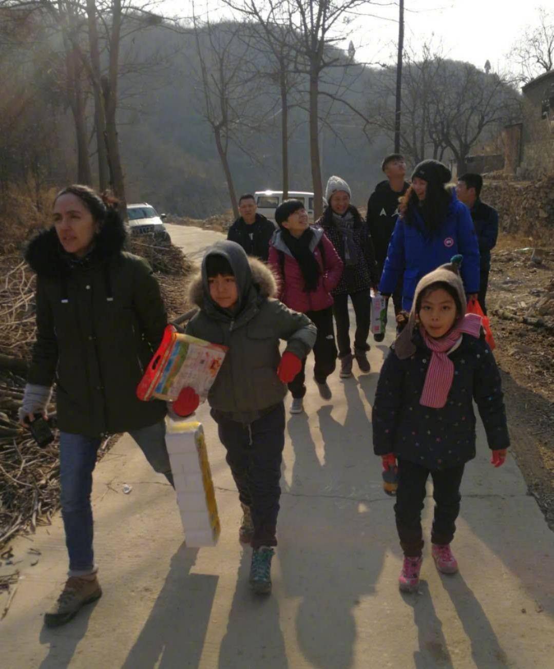 安娜|刘烨法国老婆40岁生日显老，一家四口穿棉衣玩耍，诺一撞脸彭于晏