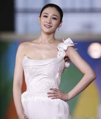 曲线|李小冉“花瓶”身材真撩人，身穿白色单肩长裙，腰臀弧度令人羡慕