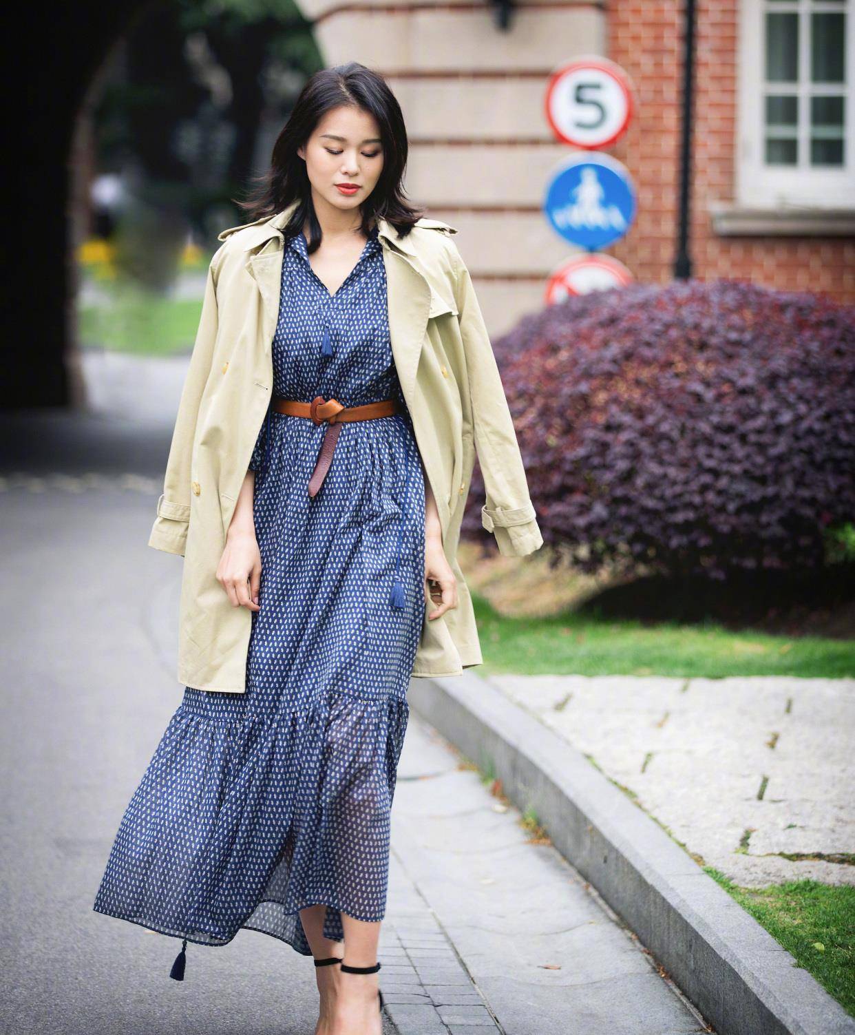 黑色|40岁胡杏儿瘦得不真实,穿皮裤连腰都塞不满,产后4月竟成小腰精