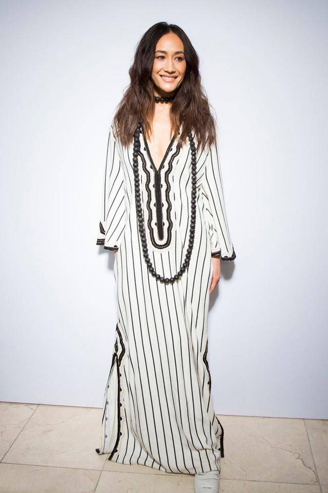 任达华|本以为任达华气场够强了，没想到华嫂更出众，这造型一般人穿不好