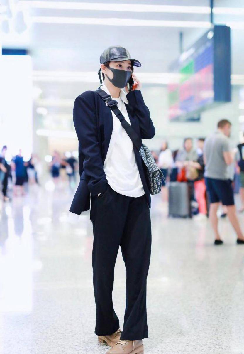 长发|32岁张馨予产后换短发上热搜，男友风穿搭太酷，军嫂就是英姿飒爽
