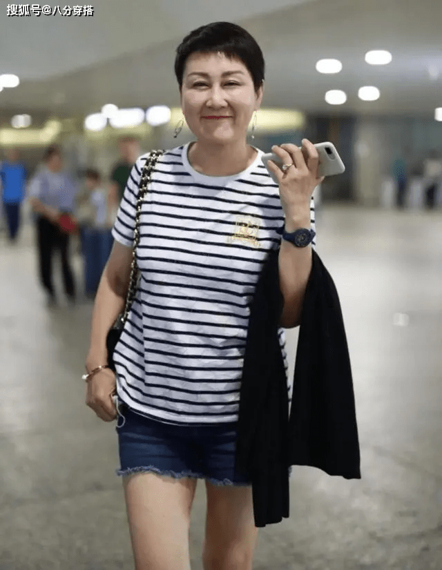 凯丽|张凯丽58岁了,双腿还是那么纤细笔直,印花外套配短裤高级洋气