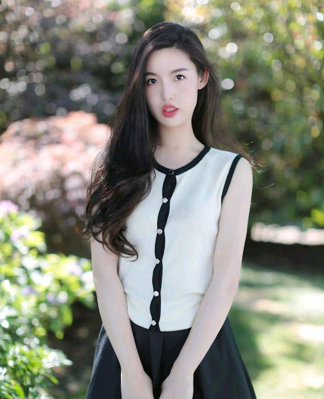 设计|怎么穿搭才能成为精致的女人？简约休闲风就很高级，值得细细品味