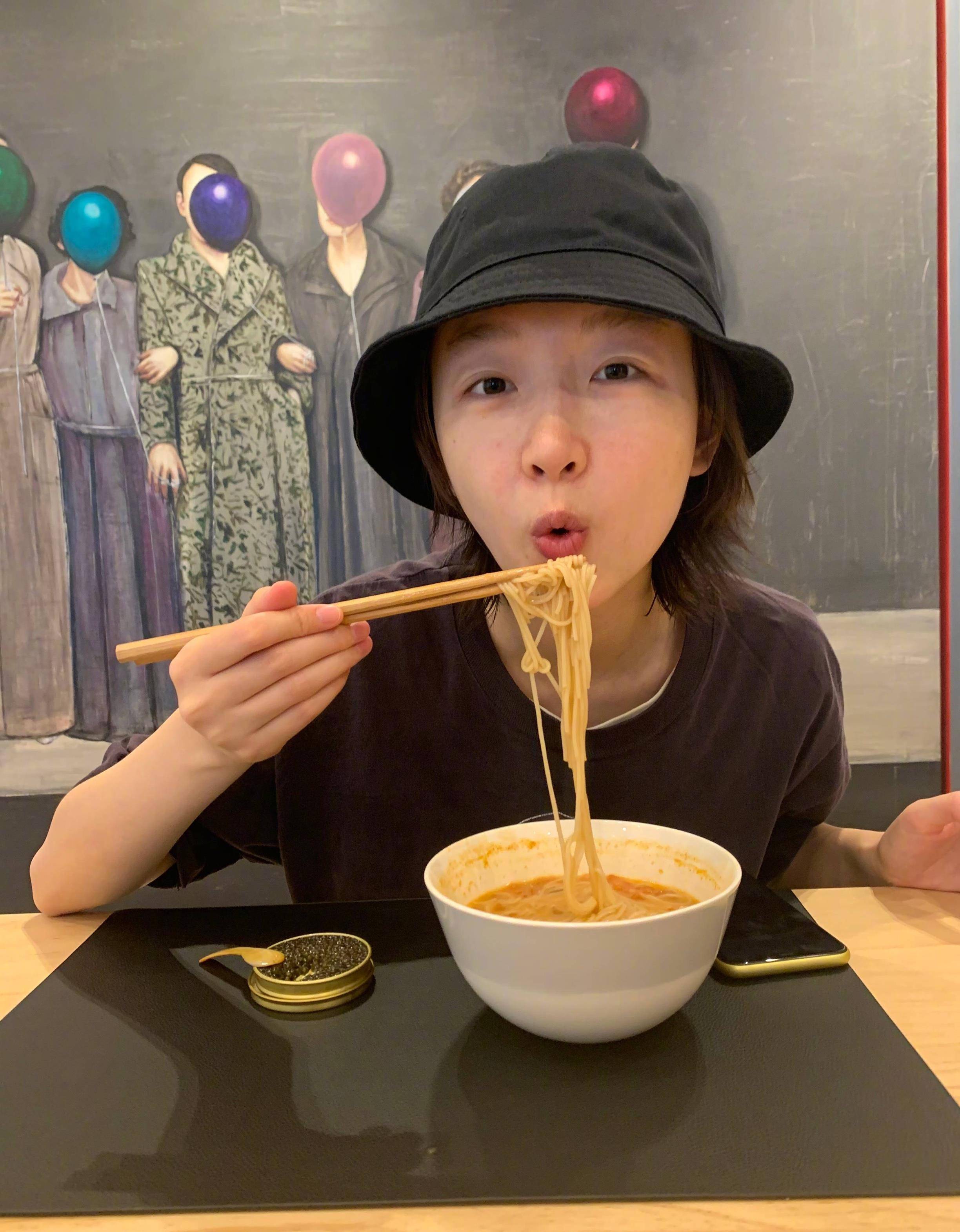 黑色|周冬雨生日晒“特别”蛋糕,别看她平时穿得时髦,吃的却很接地气