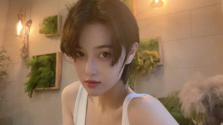 魅力|张馨予甜美妆容大秀娇嫩雪肤！清纯性感魅力兼并