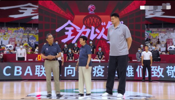 印花|85岁李少芬罕见现身，印花衬衫配裤装气质不输袁泉，钟南山也出镜