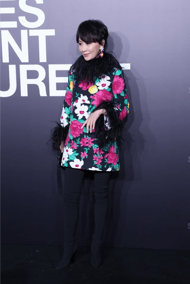 黑色|刘嘉玲真是个俏老太,这么大岁数穿花衣也没压力,虽浮夸但挺抢镜