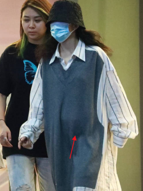 小腹|谢娜怀二胎？衣着宽松现身被指孕相明显，小腹隆起挡不住！