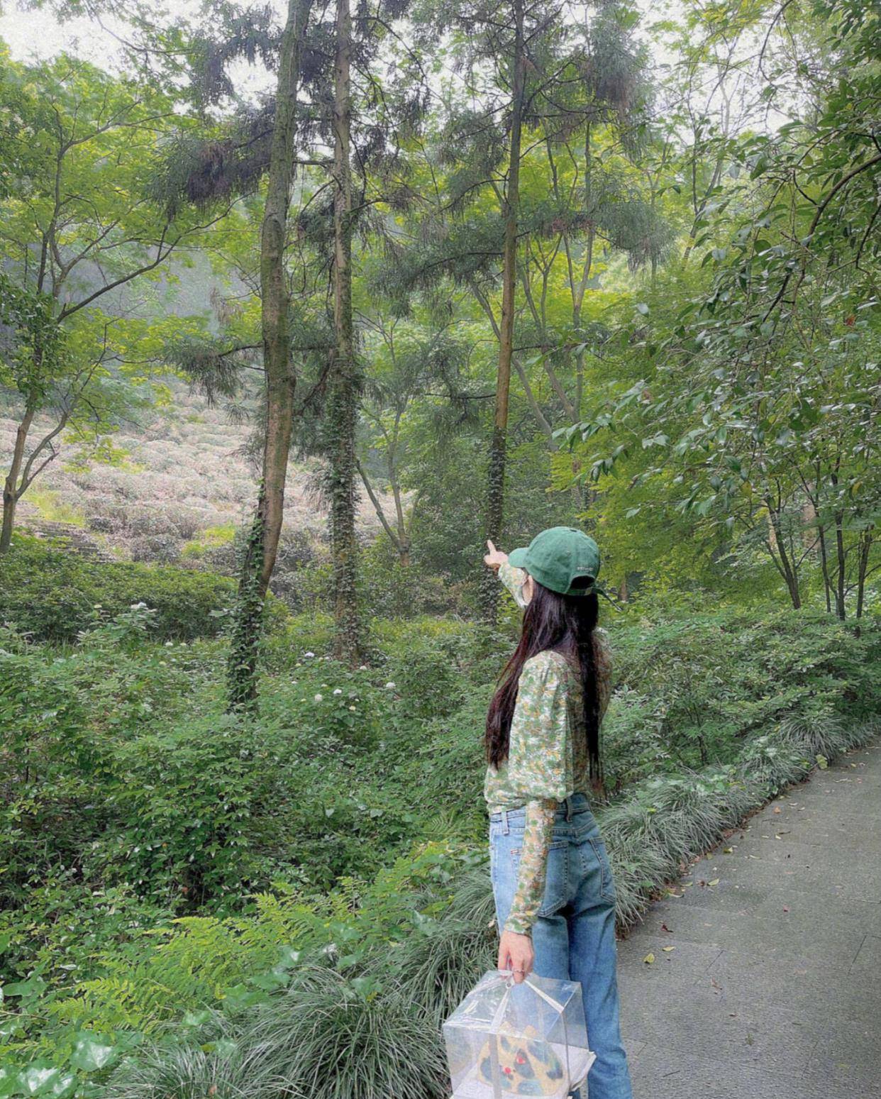 那一片|迪丽热巴晒田园绿洲九宫格照片，宛如丛林里的精灵美女