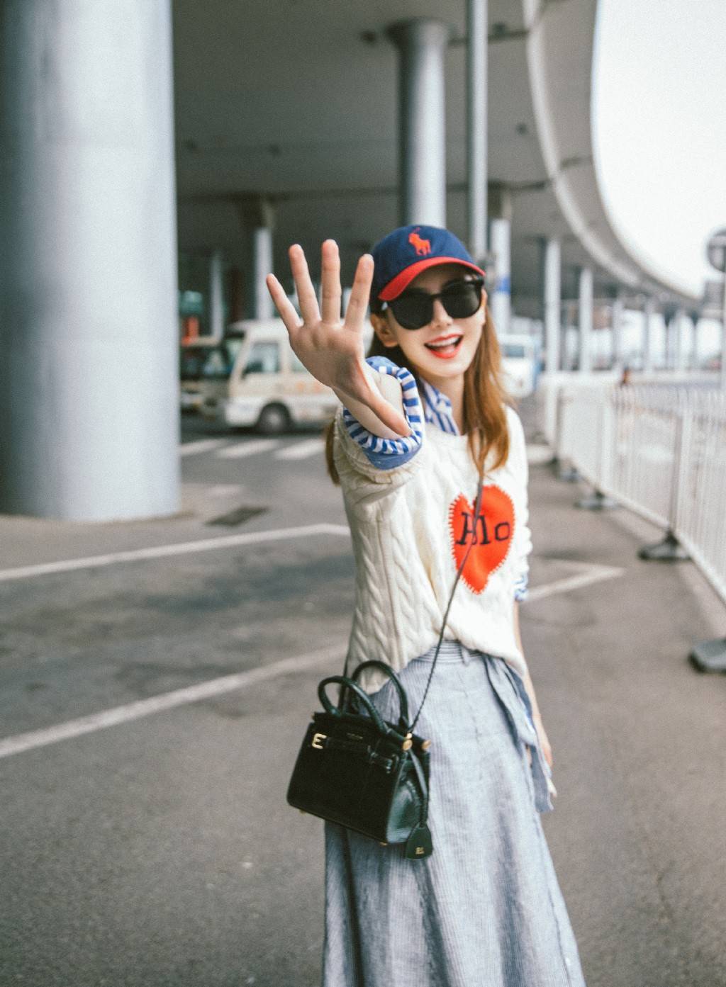 件亮|戚薇嫁给李承铉女儿都4岁了，可穿针织衫条纹裙，照样嫩成大学生