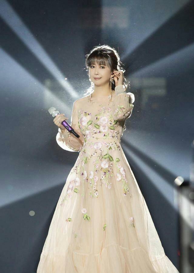 效果|52岁孟庭苇不肯服老，穿短裙配厚刘海还在扮少女，身材确实是不错