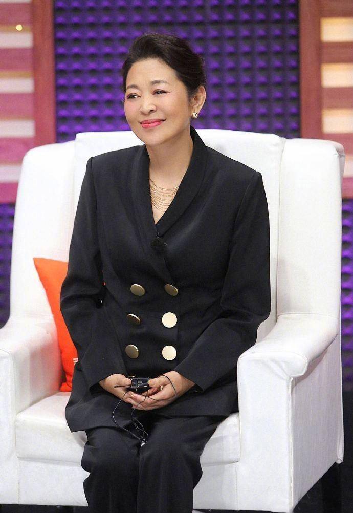 黑色|倪萍终于高调美回来,卡其色长风衣搭配阔腿裤气场开挂,哪像60岁