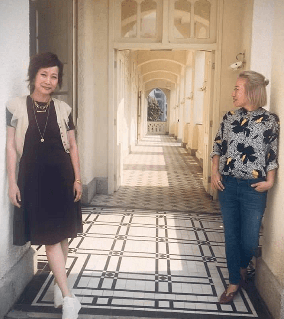 叶童|叶童穿紧身裙肚腩泛滥，却只敢踩双运动鞋，58岁老得一点不真实！