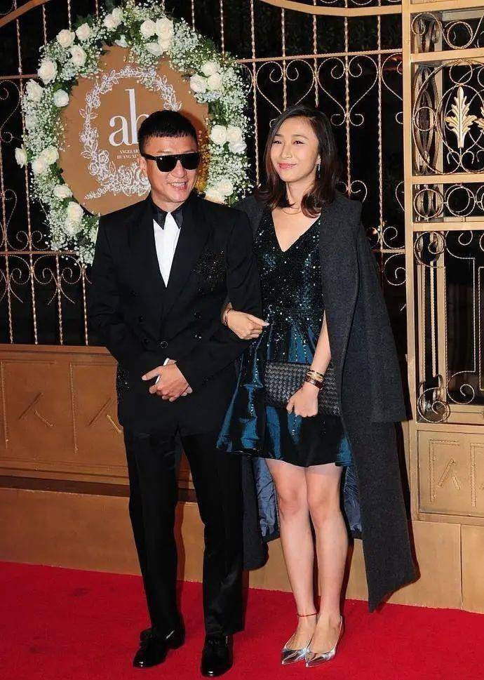 短裙|孙红雷小15岁老婆真会穿，墨绿短裙搭黑大衣，高贵又高级