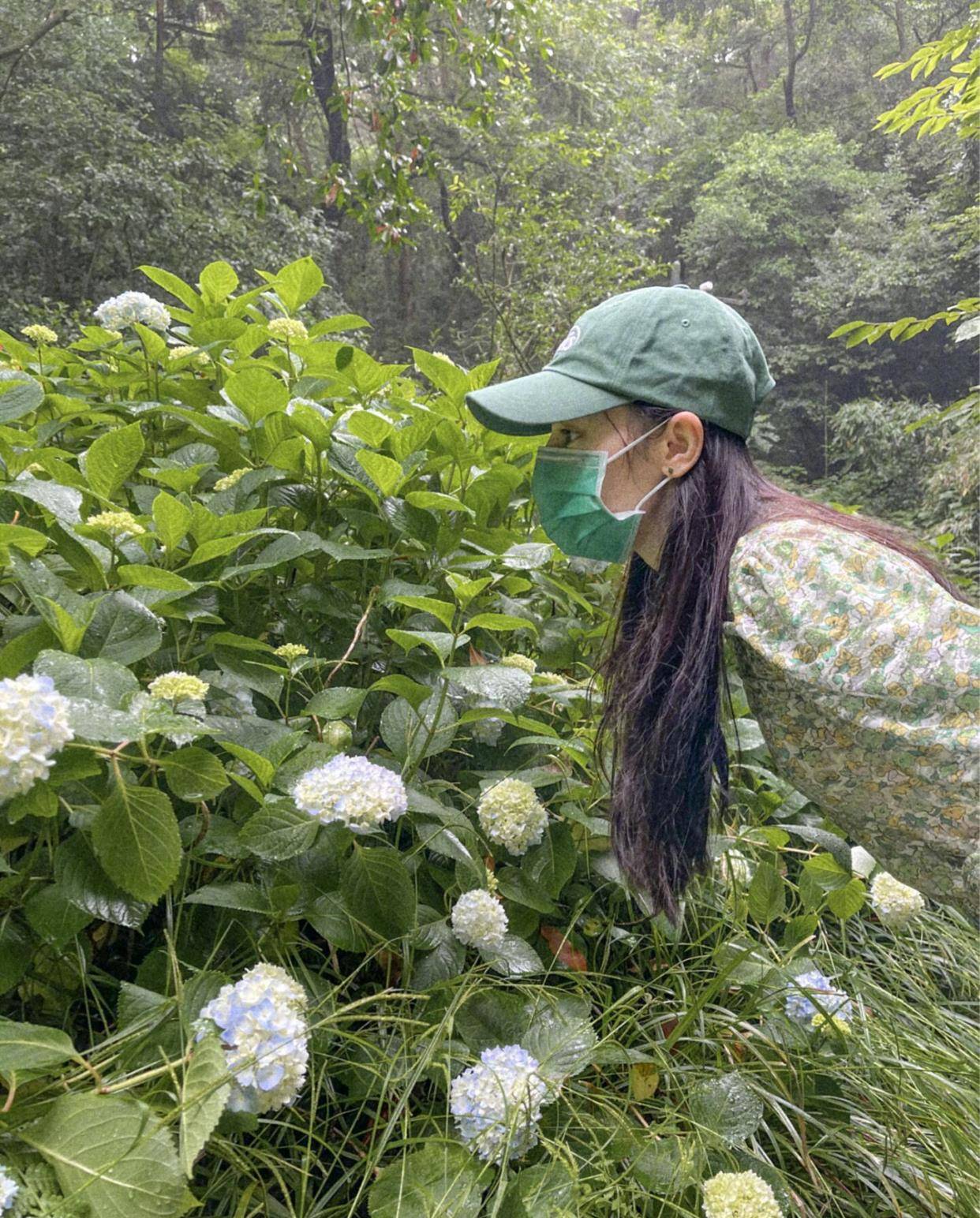 那一片|迪丽热巴晒田园绿洲九宫格照片，宛如丛林里的精灵美女