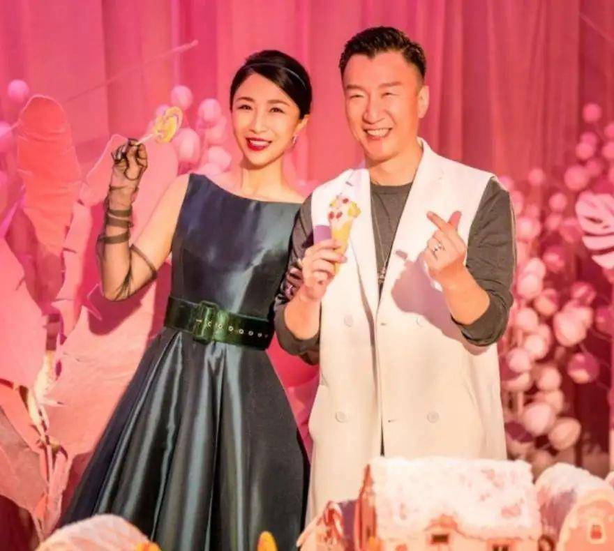 短裙|孙红雷小15岁老婆真会穿，墨绿短裙搭黑大衣，高贵又高级
