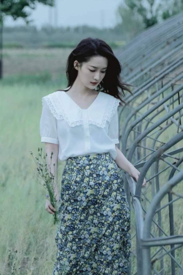 妖精|气质女神李沁，美得独特，黑白配都穿出高级感，不愧被赞中国妖精