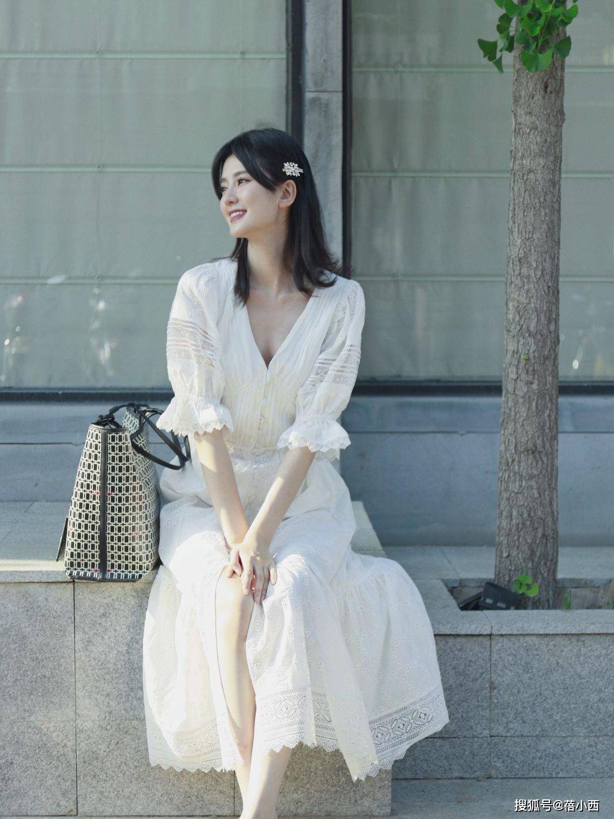 黑色|乔欣不再是“乖乖女”了，穿小黄裙秀出内衣，高级脸惊艳超模气场