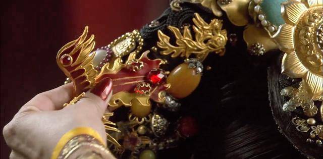 所在|谁留意过华妃脖子上的“龙华”？就算没欢宜香，也难有孩子