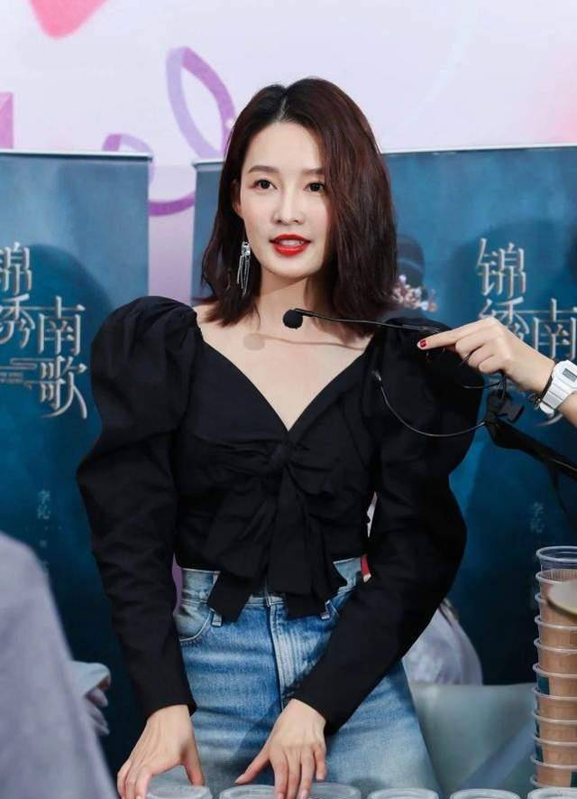妖精|气质女神李沁，美得独特，黑白配都穿出高级感，不愧被赞中国妖精