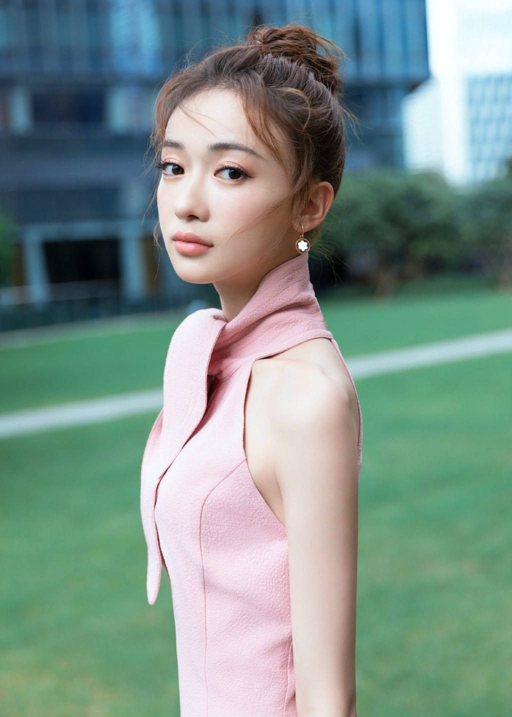 攻略|皇后璎珞再合体！秦岚黑裙优雅吴谨言粉裙少女，9岁的差异有点大
