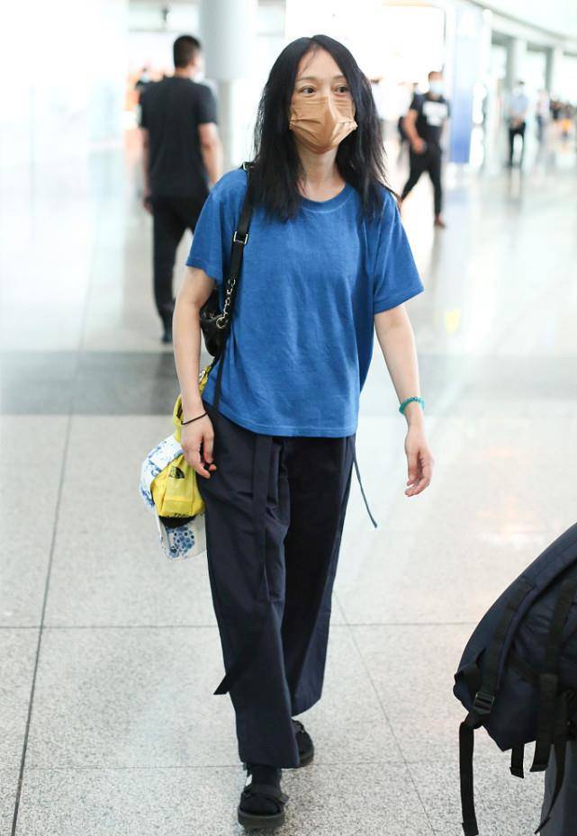 黑色|周迅的打扮永远那么简单，穿蓝色短袖T恤搭黑色休闲裤，很朴素！