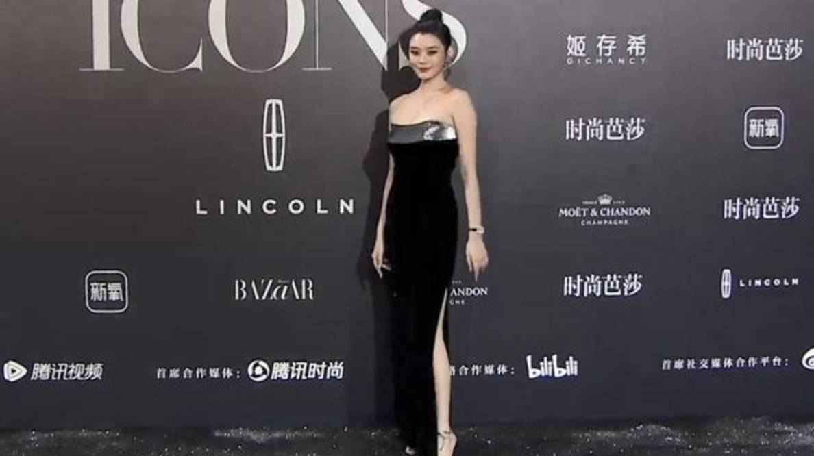 贵妇|红毯：张小斐露事业线，杨采钰透视装很吸睛，奚梦瑶却变丰满贵妇？