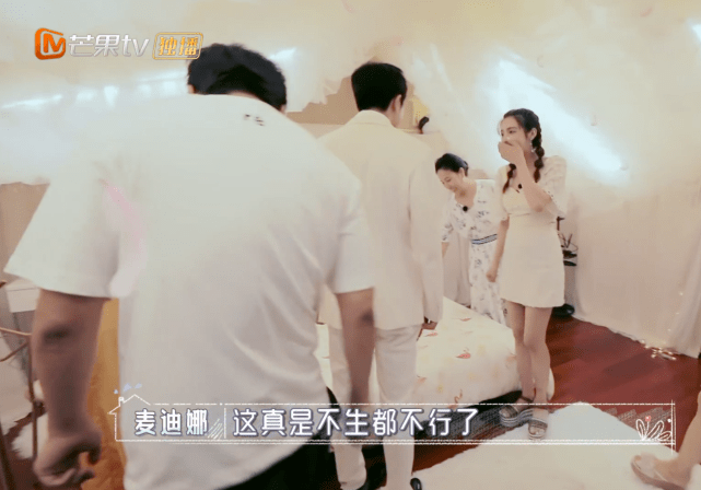 体重|麦迪娜手捧8个月孕肚，自曝孕期便秘严重，被网友催生三胎很崩溃