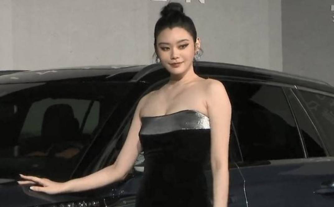贵妇|红毯：张小斐露事业线，杨采钰透视装很吸睛，奚梦瑶却变丰满贵妇？