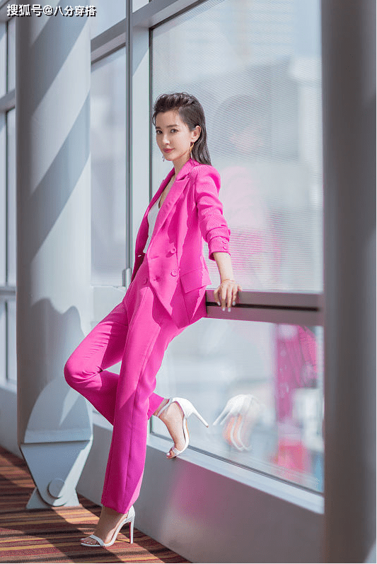 一身|48岁李冰冰容颜未老，一身玫红色西服套装干练潇洒，霸气潇洒