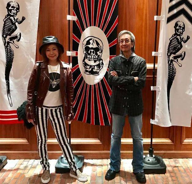 叶童|叶童穿紧身裙肚腩泛滥，却只敢踩双运动鞋，58岁老得一点不真实！