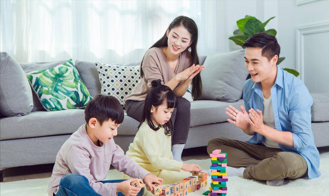 生活|霍启刚晒3子女吃早餐照片，引网友热议：真正的豪门教育