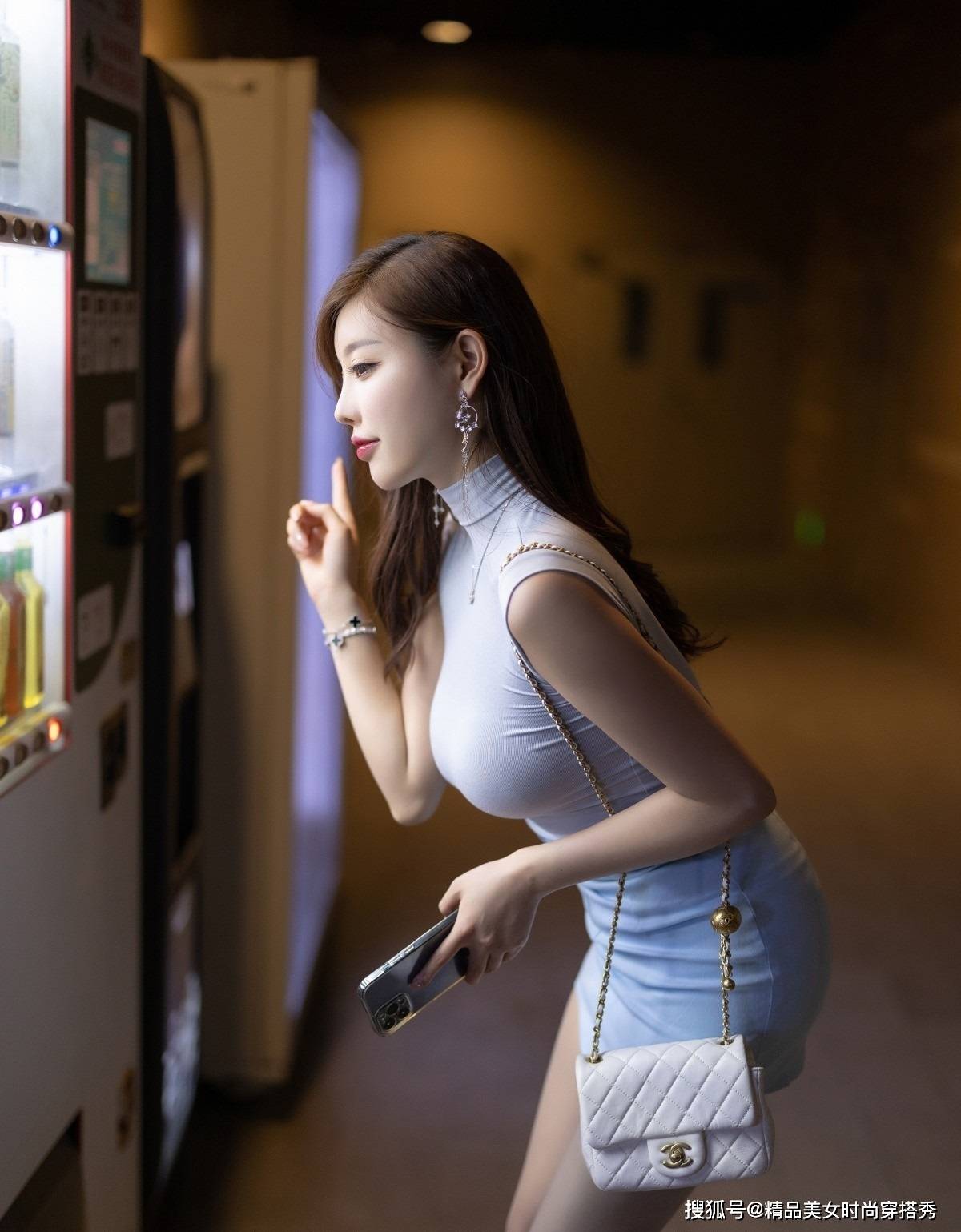 凹凸|凹凸有致的身材穿修身连衣裙，好身材就这么轻松地穿了出来！