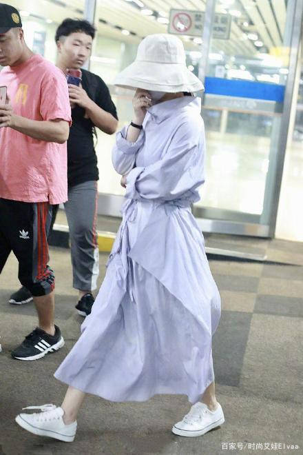 赵丽颖|赵丽颖产后机场首秀，穿3千6衬衣配3780半裙，戴渔夫帽美得认不出