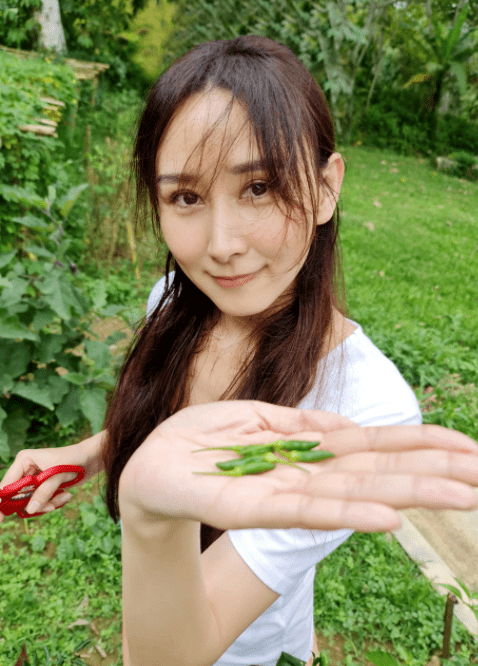 胡静真|胡静真没“阔太架子”，白T恤搭配半身裙简约温柔，低调随性