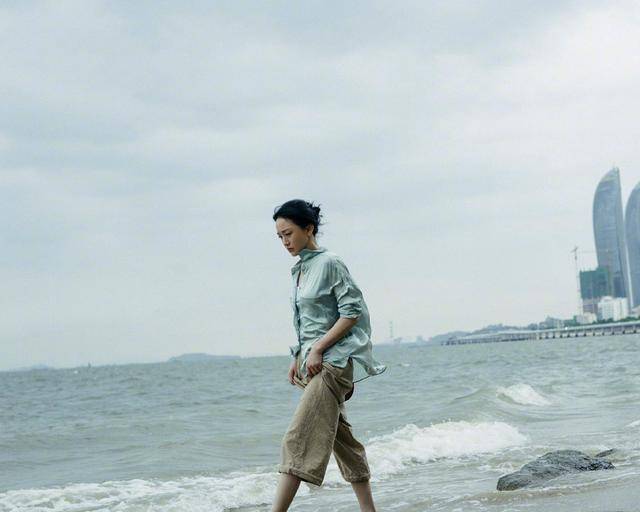 显得|47岁周迅真放飞自我!T恤配休闲裤堪比路人,素颜披头散发太邋遢