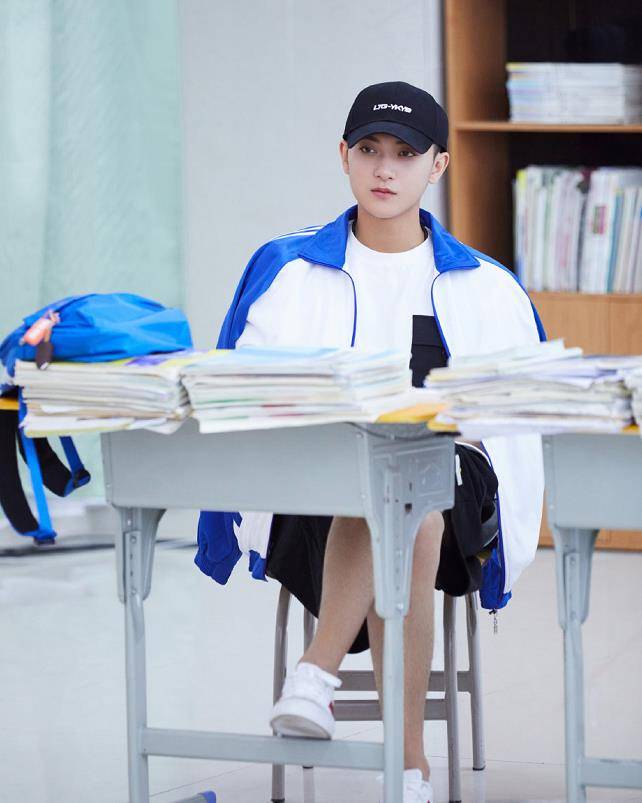 陶虹|黄子韬晒《萌探》家族合照，直言少了杨紫不够完美