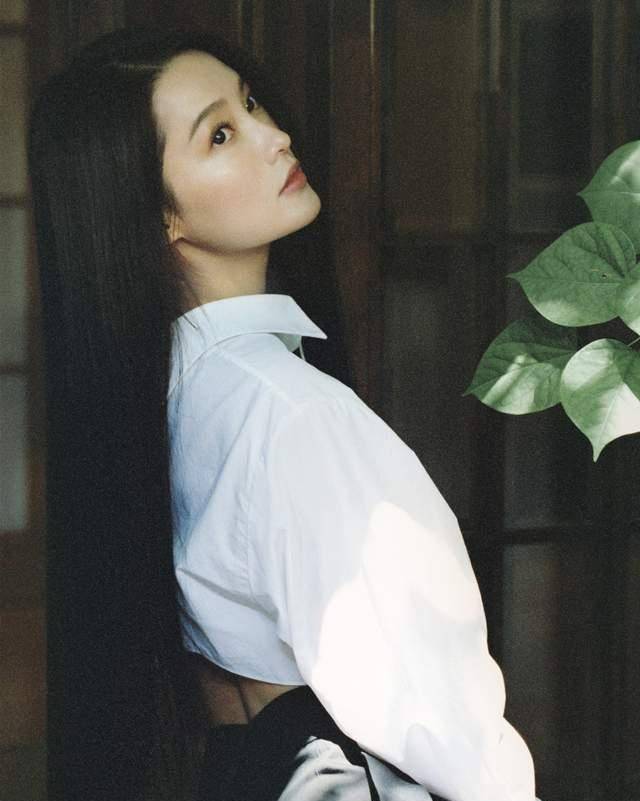妖精|气质女神李沁，美得独特，黑白配都穿出高级感，不愧被赞中国妖精